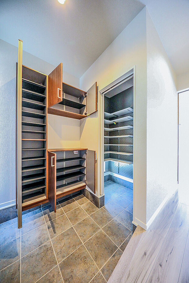 【土間収納(当社施工例)】土間収納は、靴やアウトドア用品をすっきりと収納でき、家全体をいつも清潔に保てます。また、趣味の道具やスポーツ用品も整理整頓しやすく、アクティブなライフスタイルに最適です。