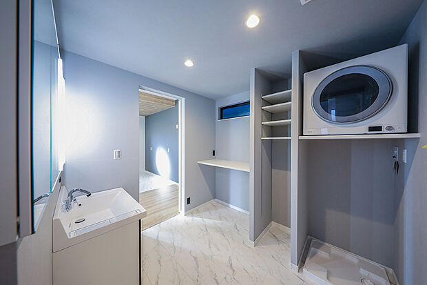 【ランドリースペース(当社施工例)】洗濯・干す・畳むまでを1カ所で完結できる便利な空間！天候に左右されず、家事効率が格段にアップします。