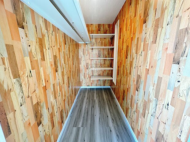 【ウォークインクローゼット(当社施工例)】ウォークインクローゼットを完備しており、衣類やおもちゃなどの収納に便利です。整理整頓がしやすく、散らかりがちな子供部屋でもスッキリ保てます。