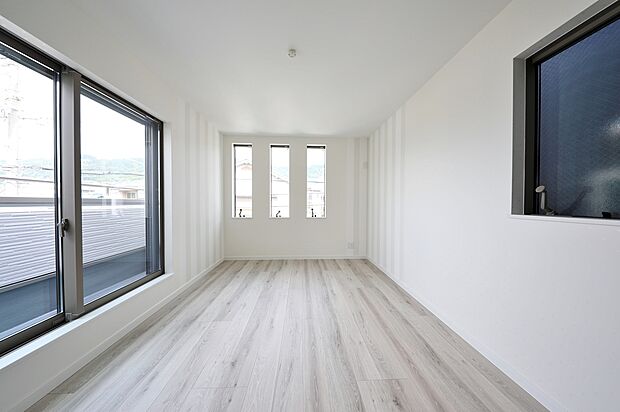 【洋室(当社施工例)】窓にも様々な種類があります。 ガラスの枚数、窓枠の材質も決めます。こだわった壁紙や間取り、家具、デザインに合わせた窓をお客様にお選び頂くことが可能です。