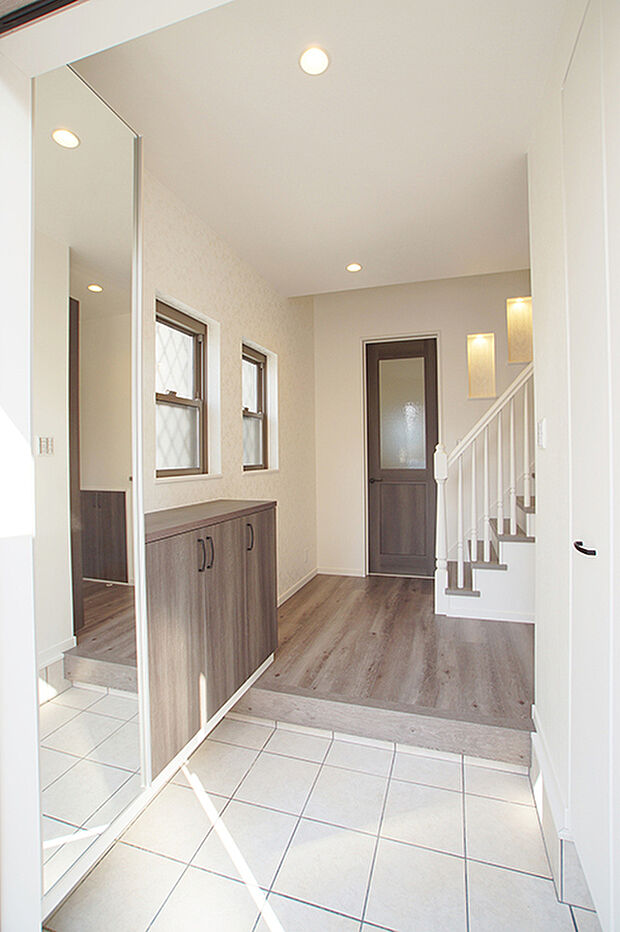 【【施工例】玄関】ダウンライトにより、天井の高さが感じられすっきりとした印象のエントランス。