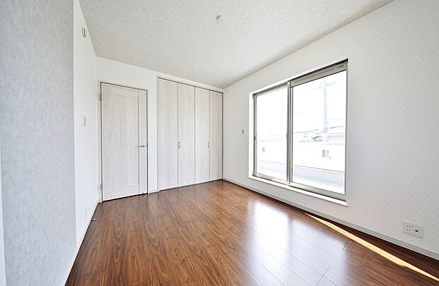 【3F洋室(西側)】【プラン例】3F西側の6帖洋室は、落ち着いた風と柔らかな夕日が心地よい空間。静かな時間を過ごせる、ゆったりくつろげる寝室に最適です。