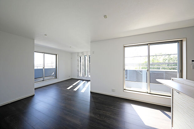 【2F LDK】【プラン例】約20帖のLDKは対面キッチンを備え、料理を楽しみながら家族の会話が弾む空間。自然と笑顔が集まる心地よい場所です。