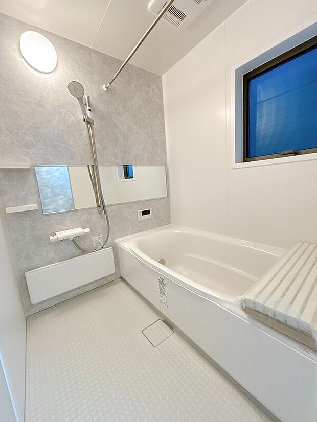 【【施工例】浴室】大きな窓で明るい浴室。浴室乾燥機で雨や湿気の多い日もすぐ乾燥可能です。スライドバー付きシャワーフックで使いやすさも向上!