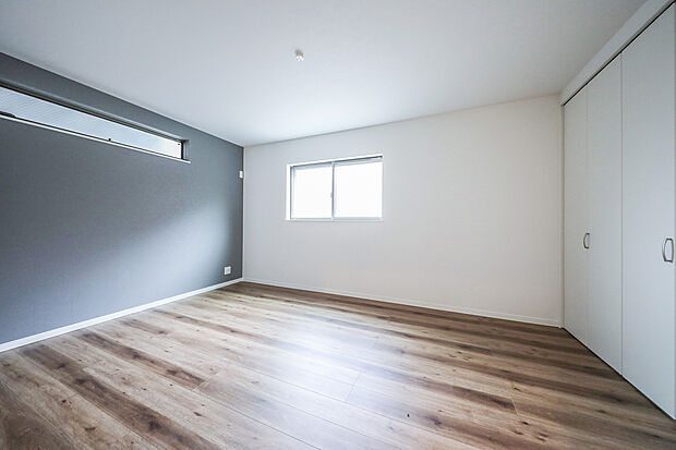 【【施工例】洋室】2面採光で明るい洋室。落ち着いたスモーキーブルーのアクセントクロスを1面に施し、モダンな印象に仕上げました。