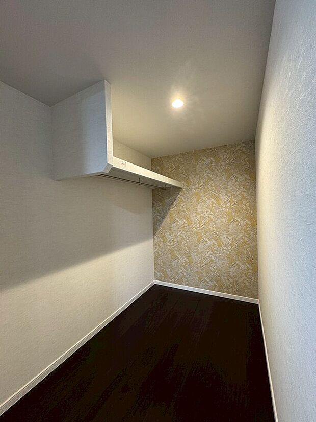 【【プラン例】】主寝室のウォークインクローゼットは、家族分の衣類や季節物までしっかり収納可能。衣替えの手間も減り、お部屋もスッキリ片付きます。