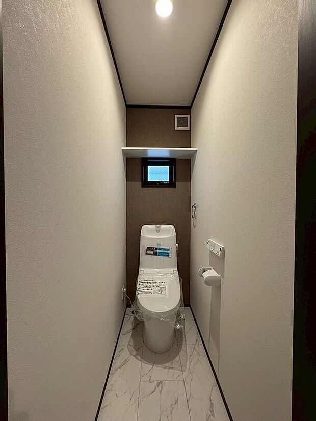 【2階トイレ】温水洗浄便座と節水機能で、家族みんなにうれしい快適&省エネ設計。