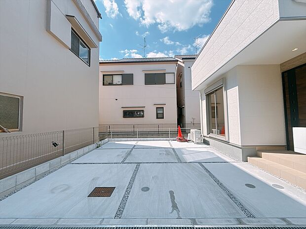 【現地(2)】爽やかな白を基調とした外観が印象的な住まい。大きな開口部を備えた明るい設計で、開放感のある暮らしを実現します。落ち着いた住宅街に位置し、住環境も良好。飽きのこないシンプルなデザインも魅力です。