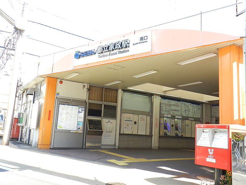 「都立家政」駅近くには、下町情緒を味わえる商店街があります