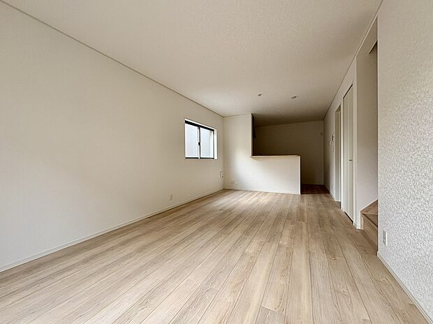 【LDK/約15.75帖】
南側の掃き出しを中心に2面採光が確保された、明るく風通りの良いLDK空間。リビング階段・対面式キッチンが採用された、ご家族のコミュニケーションが深まる住まいです。