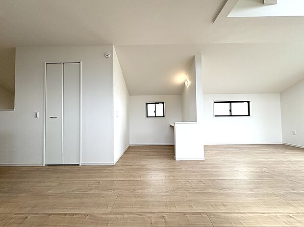 【2号棟 LDK/約20.6帖】
一角にはスタディーカウンター付きのユーティリティスペースが設けられています。ちょっとした家事の作業台やお子様の宿題スペースに活躍しそうです。