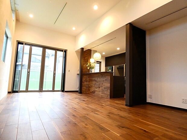 【LDK/施工例】
約18.9帖の広々としたLDK。LDKに隣接する和室は、お子様のプレイスペースや客間など、用途に応じて多彩に活用できます。