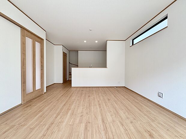 【B号棟/LDK】
リビング階段・対面式キッチンが採用されたLDKは15帖以上の広さ。縦長タイプでダイニングとリビングのゾーニングをしやすい間取りです。