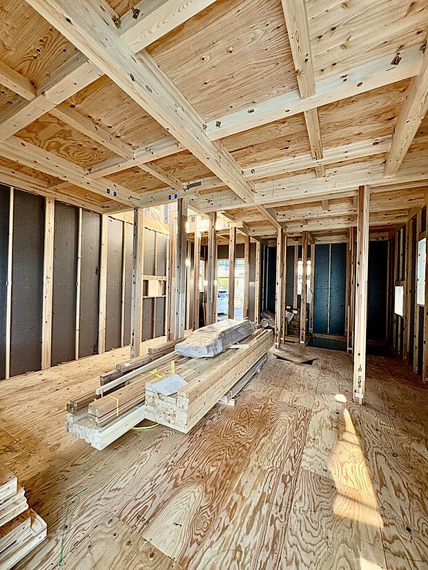 【現地写真】
リビング含む全居室収納付きの住まい。WICやロフトが備わっており、室内をすっきりと片付けられそうです。