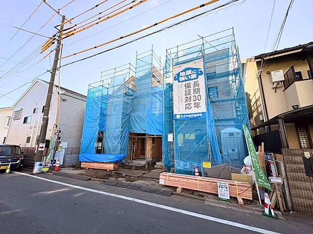 【現地写真】
北側接道の敷地で、リビングは南側に面しています。南庭が設けられており、お花や野菜を育てるなど、お家時間の楽しみ方が広がりそうです。