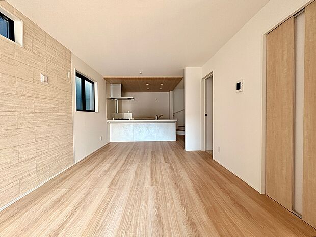 【LDK/1号棟 】
広さ約16.37帖のLDK。アクセントクロスやキッチン下がり天井が採用された、ナチュラルでおしゃれな雰囲気です。1号棟は対面式キッチン・リビング階段仕様です。