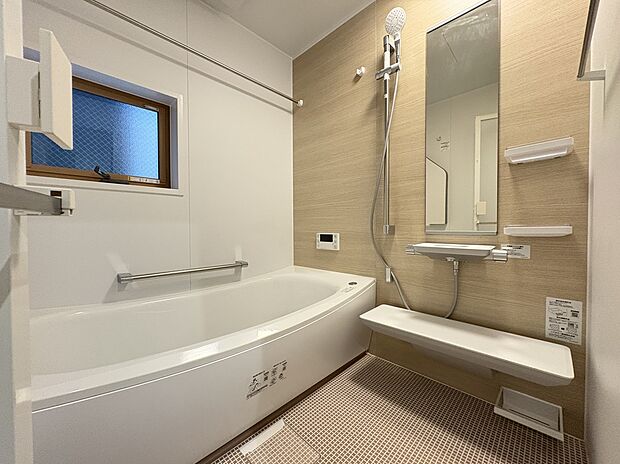 【浴室】
木目調のアクセントパネルが施され、ナチュラルな雰囲気の浴室。バスタブに足を伸ばし、1日の疲れを癒すことができます。換気に便利な窓付きです。