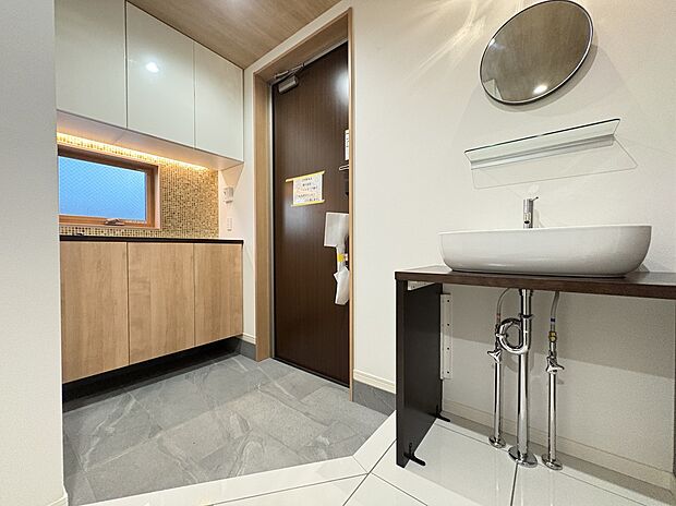 【玄関】
ご家族の履物がすっきりと片付く、シューズボックス付きの玄関です。手洗い器があり、帰宅後すぐに手洗い・うがいができ衛生的です。