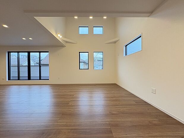 【LDK】
上部は吹抜け仕様で、空間に奥行きが生まれ、開放感が溢れます。階段には手すりが設置されており、お子様にも安心です。