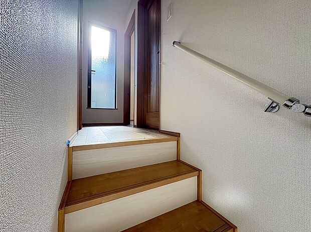 【2階廊下】
廊下からバルコニーへ直接出入りできます。洗濯動線がスムーズになるよう配慮された間取り設計です。南向きバルコニーに面しており、日中自然光が注ぎます。