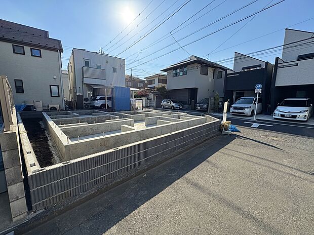 【現地写真】
北西角地のため、開放感があります。第一種低層住居専用地域内につき、落ち着いた住環境で子育て世帯にもおすすめ。周辺には低層住宅が建ち並んでいます。