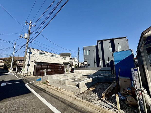 【前面道路含む現地写真】
前面道路幅員は西側約5.4m、北側約4.0m。2方が道路に面した風通しの良い立地です。敷地との段差が少ないため、車の出し入れがしやすそうです。