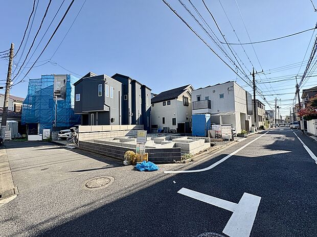 【前面道路含む現地写真】
セブンイレブン杉並井草2丁目店まで徒歩3分(約200m)。スーパーやコンビニが徒歩6分圏内に複数揃った、幅広い世代に暮らしやすい住環境です。