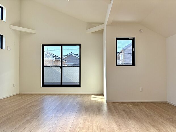 【LDK】
バルコニーに面する開放感ある住空間。ゆったりした広さのLDKでは、ご家族が思い思いの時間を過ごすことができます。