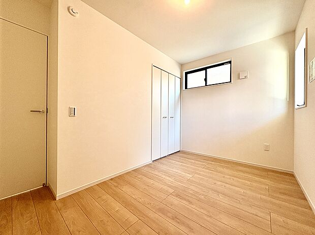 【洋室/約5.2帖】
1階に3部屋が配されており、各居室の南側に窓があります。それぞれ収納付きですので、適材適所の収納が叶います。