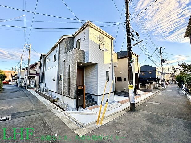 【現地外観写真/2号棟】
西武新宿線「上井草」駅まで徒歩9分と、落ち着いた環境と利便性を兼ね備えた立地。光熱費を削減しつつ、快適で環境負荷の低い暮らしを実現してくれる東京ゼロエミ住宅です。