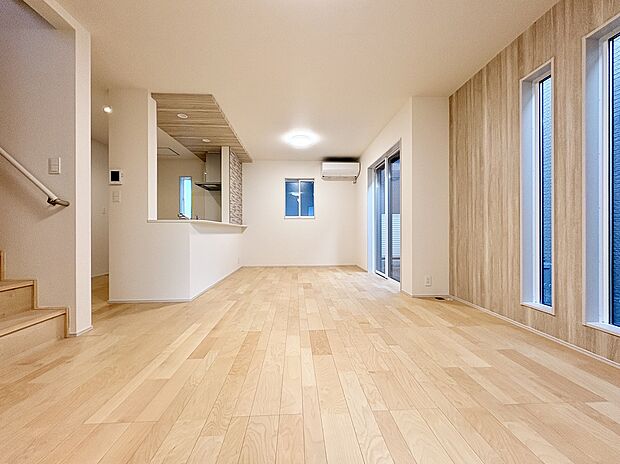 【LDK/2号棟】
2・5号棟ともに、LDKには温水式床暖房が採用されており、足元から部屋全体を暖めてくれます。温風による乾燥がなく、肌荒れや喉の痛みの軽減に繋がります。