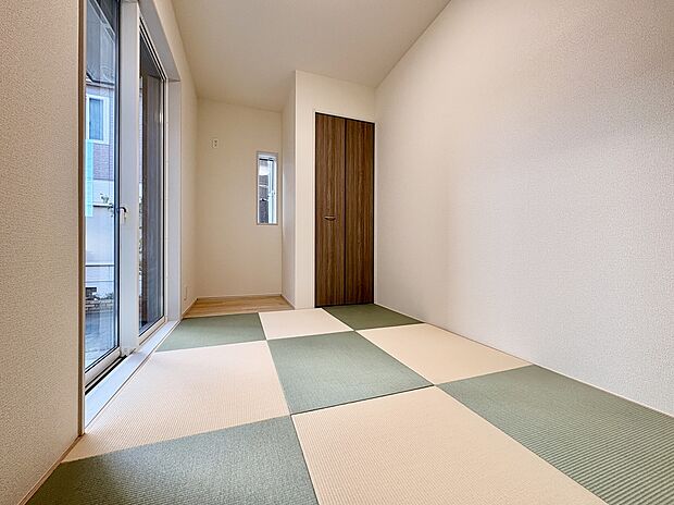 【和室/2号棟】
LDKと隣接しています。縁なしタタミが採用されており、モダンで洗練された和空間を演出してくれます。お子様の遊び場やお昼寝スペースなど、様々な使い方ができそうです。