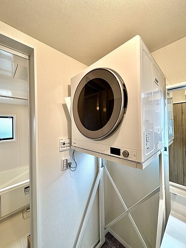 【ガス衣類乾燥機/2号棟】
スピーディに洗濯物を乾かせるガス衣類乾燥機が搭載されています。天候に左右されず洗濯作業が片付き、花粉の時期なども重宝します。