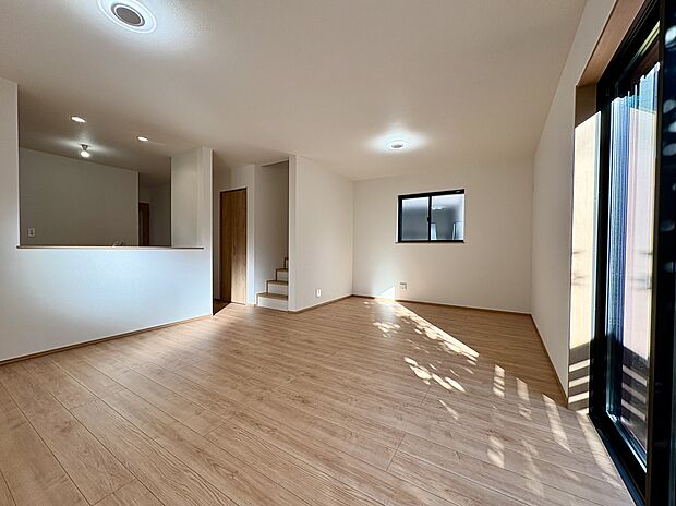 【LDK/約20.5帖】
1階LDKは4面採光、2階は全居室2面採光×収納付き◎小・中学校まで徒歩4分と子育て世代にもおすすめの住環境です。