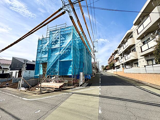 【前面道路含む現地写真】
杉並区立桃井第五小学校まで徒歩4分(約260m)、杉並区立中瀬中学校まで徒歩3分(約190m)の立地。お子様が9年間通学しやすい距離にあり、子育て世帯にもおすすめです。