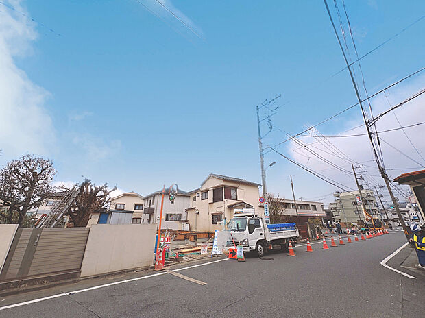 【前面道路含む現地写真】
並列2台分のカースペースが設けられています(車種による)。セカンドカーの所有や、来客時にも便利です。