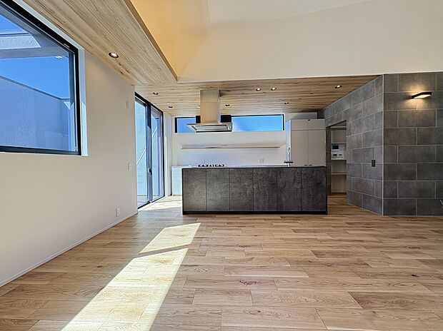 【LDK】
キッチンカウンターは、LD側に収納が備えられています。書類や日用品など、頻繁に使用するものをしまっておくのに便利です。扉を閉めれば生活感が出にくく、来客時も安心です。