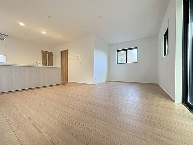 【LDK/約17.02帖】
南面含む3面採光以上が確保されたLDK。キッチン横に水廻りが集約され、家事動線良好な間取り設計です。