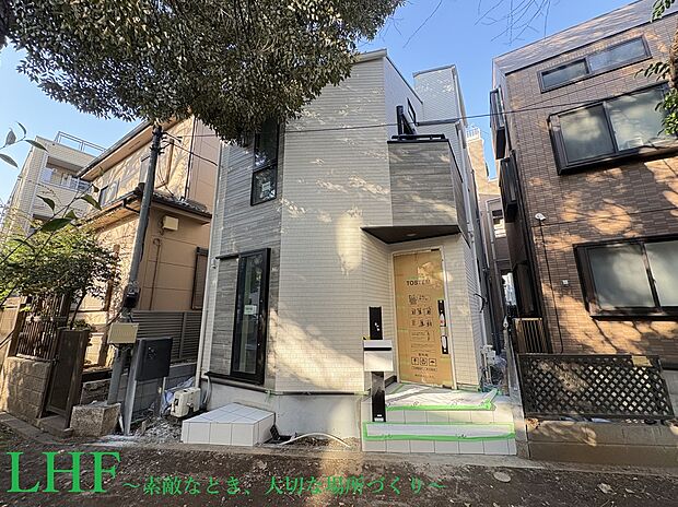 【ライフ・タウン上荻IV】
JR中央線「荻窪」駅まで徒歩4分。屋上付き新築戸建が誕生!天気の良い日はご家族で光と風をたっぷりと感じながら過ごせます。