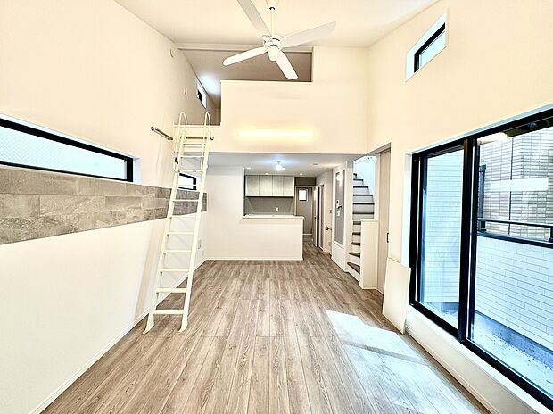 【LDK】
採光とプライバシーに配慮された2階LDK。バルコニーに面し、たっぷりの陽光が差し込みます。上部は吹抜け仕様で、空間に奥行が生まれ、開放感が溢れます。