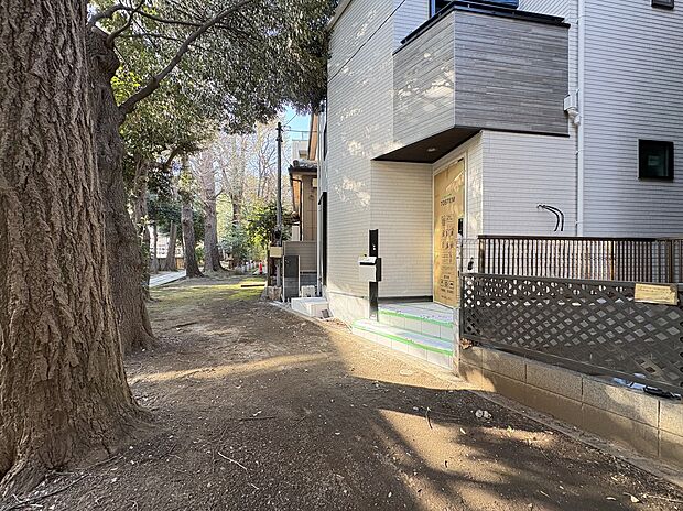 【前面道路含む現地写真】
駅までの間に信号がないルートを利用でき、朝の忙しい時間帯もスムーズに移動することができそうです。