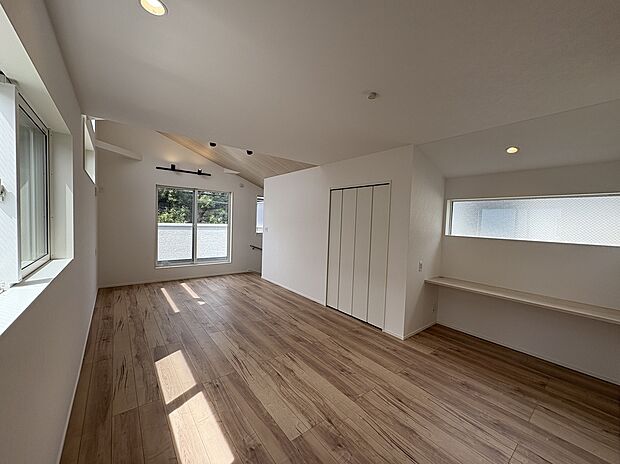 【LDK/1号棟】生活のメインスペースとなるLDKは、約18.7帖のゆとりある広さです。リビング部分は吹抜け仕様で、西側がバルコニーに面しており、開放感があります。