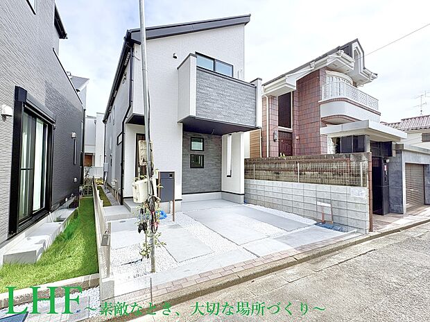 【子育て家族にちょうどいい、安心の高性能】
第一種低層住居専用地域の閑静な住宅街に位置しています。周囲には高い建物がなく空が広く感じられる住環境で、陽当りや通風に恵まれた穏やかな暮らしが叶えられます。