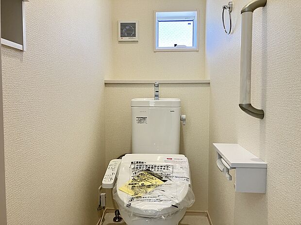 【【トイレ(4号棟)】】年間を通して快適に使用できる温水洗浄便座付きトイレです。凹凸が少ないのでお手入れがしやすく、お掃除もスムーズです。トイレは各階にあり、来客時も気兼ねなく使用できます。/2024.3.22撮影
