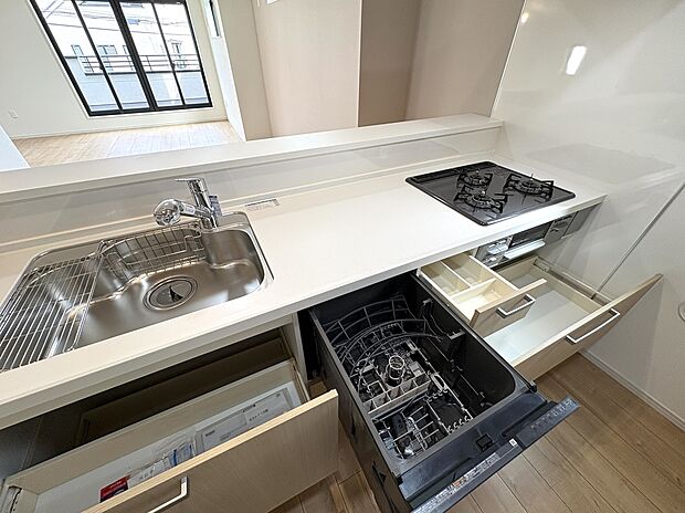 【【2号棟 キッチン】】収納はスライド式の引き出しなので、大型の鍋類など奥に収納したものが取り出しやすい仕様です。