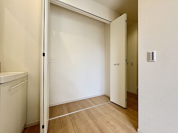 【【2号棟 収納】】2号棟は全居室に収納が設けられています。収納家具の設置を最低限に、住空間を広々と有効活用できそうです。