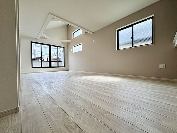 【【1号棟 LDK/約20.0帖】】柔らかなカラーのアクセントクロスが施され、お洒落で落ち着いた空間です。3面採光が確保され、明るい陽光と心地よい風を取り込めます。