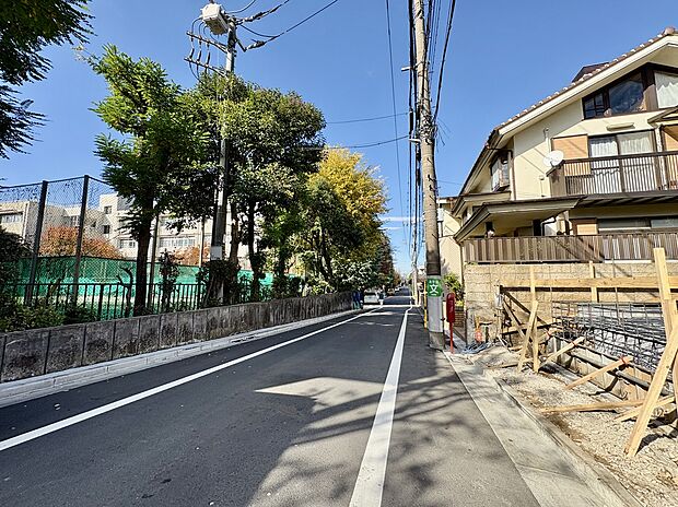 【【前面道路含む現地写真】】杉並区立三谷小学校まで徒歩4分、杉並区立井草中学校まで徒歩7分です。最寄りの公園まで徒歩2分、幼稚園や保育園も身近に揃うため、子育て世帯にもおすすめの住環境です。/2025.11.21撮影