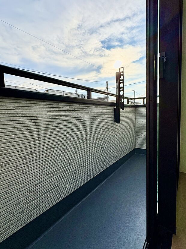 【【B号棟/バルコニー】】陽光をふんだんに取り入れられる南向きのバルコニー。物干金物が備わっています。洗濯物をカラッと気持ちよく乾かすことができそうです。