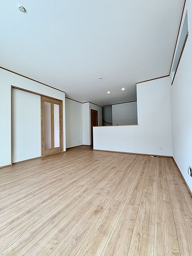 【【B号棟/LDK】】全居室2面採光の設計。LDKの東側窓は、家具の配置に影響がでにくいハイサイドライト仕様です。南側に大きな掃き出し窓があり、陽光が室内に降り注ぎます。